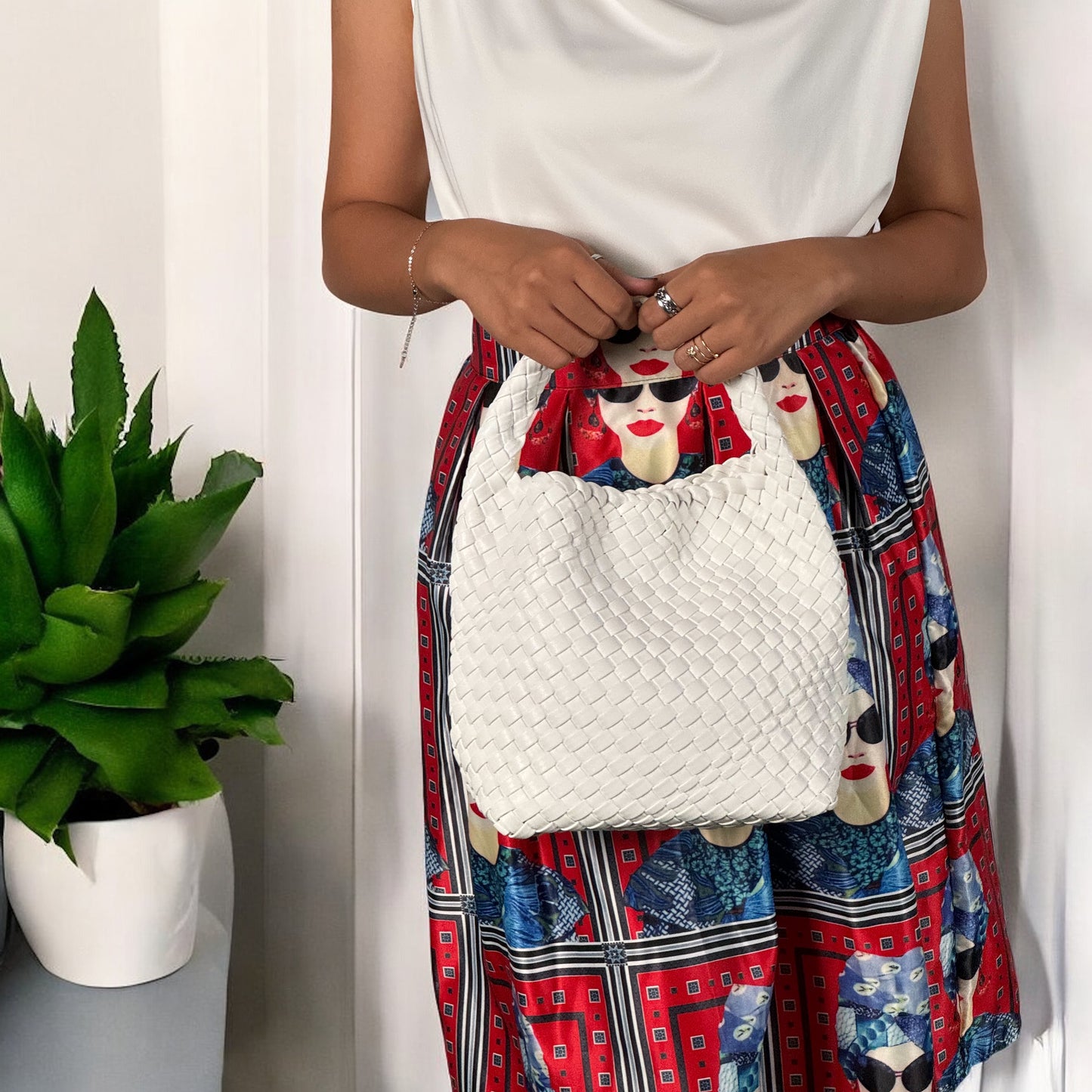 WHITE MIDI BINDLE BAG